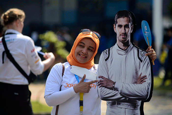 Penonton memadati area Jakarta International E-Prix Circuit (JIEC), Ancol, Jakarta Utara, Sabtu (4/6/2022).