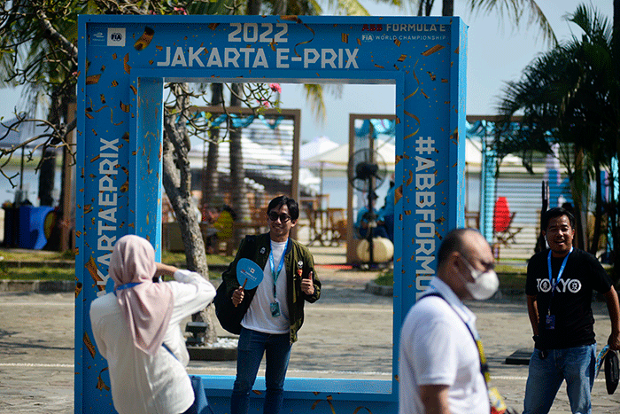 Penonton memadati area Jakarta International E-Prix Circuit (JIEC), Ancol, Jakarta Utara, Sabtu (4/6/2022).