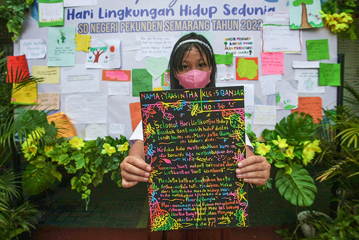 Sejumlah siswa menempelkan tulisan sebuah harapan untuk ekosistem lingkungan pada mading sekolah di kompleks SD Negeri Pekunden Semarang, Jawa Tengah.