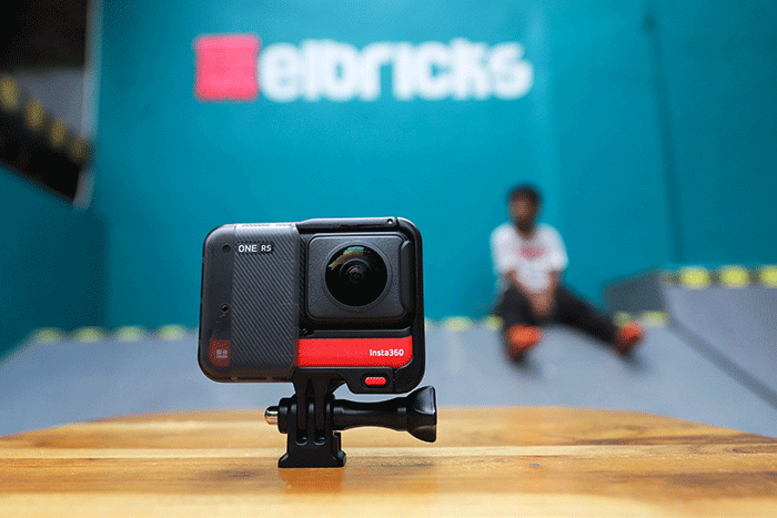 Pembawa acara David John Schaap dan Skateboarder Satria Vijie saat memperkenalkan kamera aksi Insta360 One RS Twin Edition di Elbrick Skate Park.