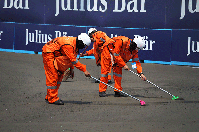 Marshal membersihkan area lintasan usai dipakai sesi kualifikasi ajang balap Formula E Jakarta di Jakarta International E-Prix Circuit (JIEC), Jakarta.