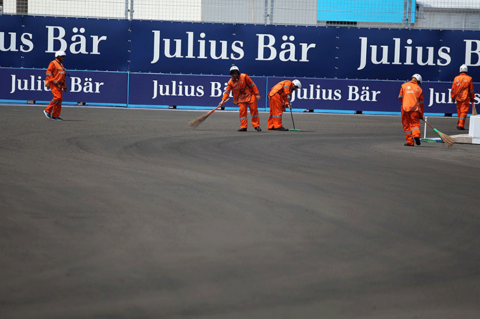Marshal membersihkan area lintasan usai dipakai sesi kualifikasi ajang balap Formula E Jakarta di Jakarta International E-Prix Circuit (JIEC), Jakarta.
