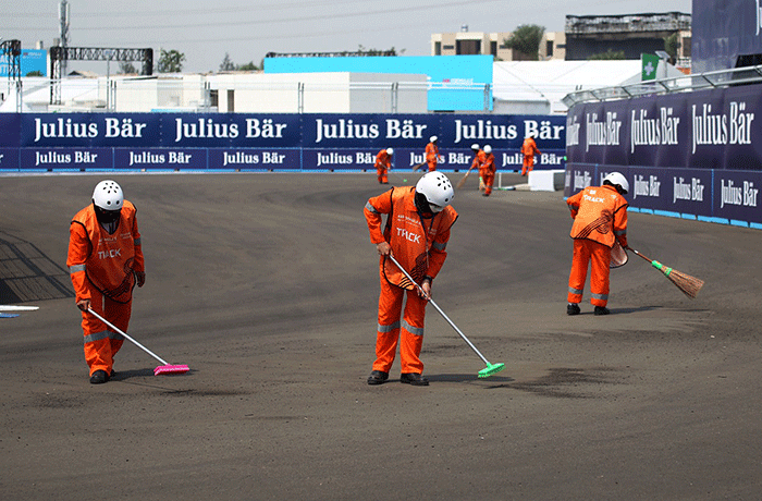 Marshal membersihkan area lintasan usai dipakai sesi kualifikasi ajang balap Formula E Jakarta di Jakarta International E-Prix Circuit (JIEC), Jakarta.