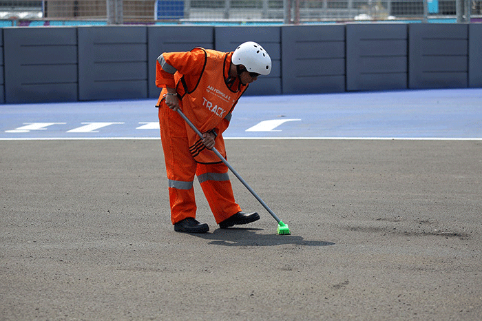 Marshal membersihkan area lintasan usai dipakai sesi kualifikasi ajang balap Formula E Jakarta di Jakarta International E-Prix Circuit (JIEC), Jakarta.