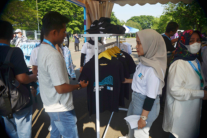 Penonton berburu merchandise Formula E di Parkir Barat, JIExpo, Kemayoran, Jakarta Pusat, Sabtu (4/6/2022).