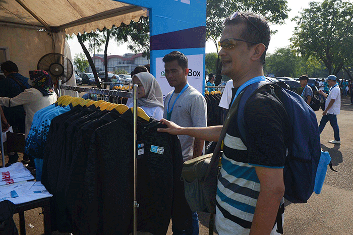 Penonton berburu merchandise Formula E di Parkir Barat, JIExpo, Kemayoran, Jakarta Pusat, Sabtu (4/6/2022).