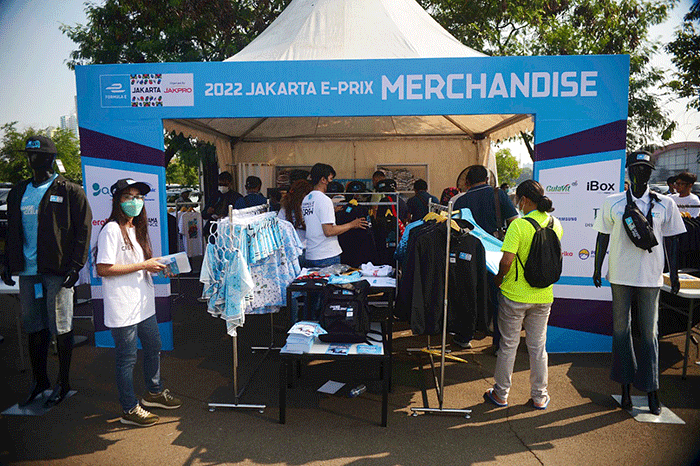 Penonton berburu merchandise Formula E di Parkir Barat, JIExpo, Kemayoran, Jakarta Pusat, Sabtu (4/6/2022).