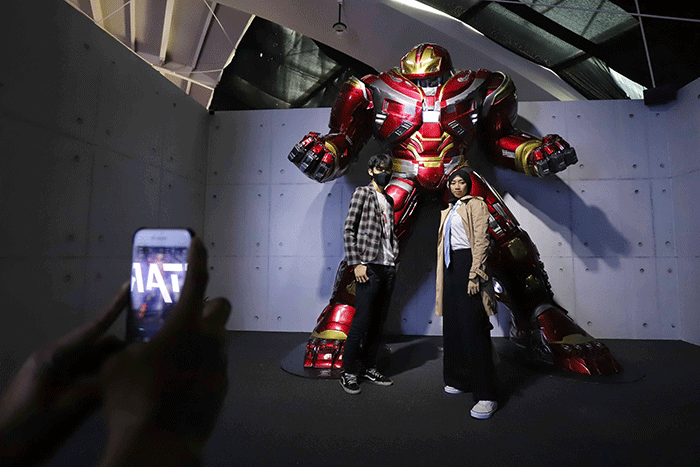 Pengunjung melihat koleksi Marvel Studios dalam pameran yang berlangsung di City Hall PIM 3, Jakarta Selatan, Sabtu (4/6/2022).