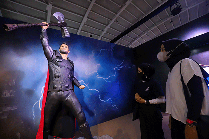 Pengunjung melihat koleksi Marvel Studios dalam pameran yang berlangsung di City Hall PIM 3, Jakarta Selatan, Sabtu (4/6/2022).