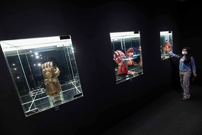 Pengunjung melihat koleksi Marvel Studios dalam pameran yang berlangsung di City Hall PIM 3, Jakarta Selatan, Sabtu (4/6/2022).
