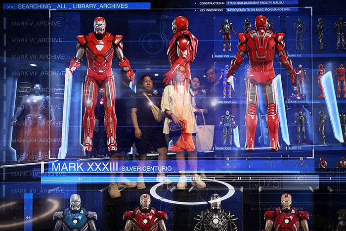 Pengunjung melihat koleksi Marvel Studios dalam pameran yang berlangsung di City Hall PIM 3, Jakarta Selatan, Sabtu (4/6/2022).