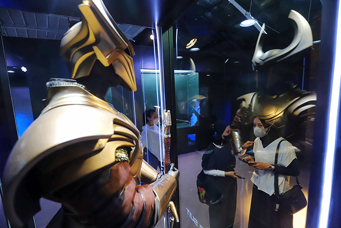 Pengunjung melihat koleksi Marvel Studios dalam pameran yang berlangsung di City Hall PIM 3, Jakarta Selatan, Sabtu (4/6/2022).