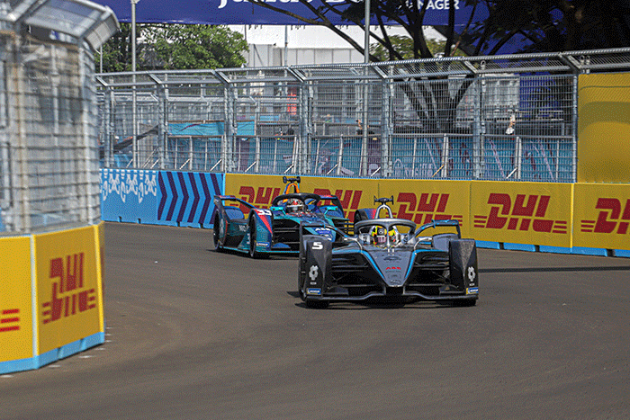 Pembalap Formula E Jean-Eric Vergne memacu mobilnya saat sesi latihan bebas 2 di Jakarta International E-prix Circuit (JIEC), Ancol, Jakarta Utara.