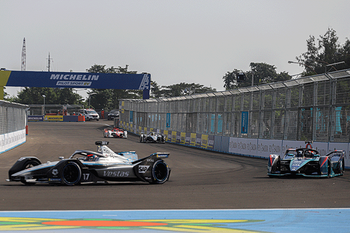 Pembalap Formula E Jean-Eric Vergne memacu mobilnya saat sesi latihan bebas 2 di Jakarta International E-prix Circuit (JIEC), Ancol, Jakarta Utara.