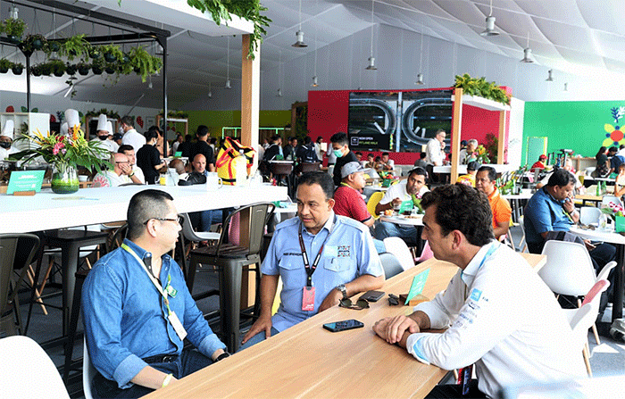 Executive Chairman MNC Group Hary Tanoesoedibjo berbincang dengan Gubernur DKI Jakarta Anies Baswedan saat  menghadiri ajang balap mobil listrik Formula E.