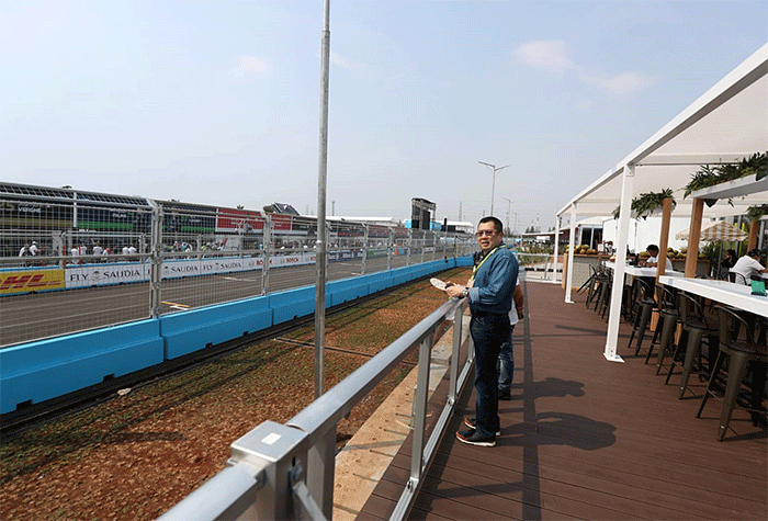 Executive Chairman MNC Group Hary Tanoesoedibjo berbincang dengan Gubernur DKI Jakarta Anies Baswedan saat  menghadiri ajang balap mobil listrik Formula E.