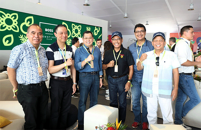 Executive Chairman MNC Group Hary Tanoesoedibjo berbincang dengan Gubernur DKI Jakarta Anies Baswedan saat  menghadiri ajang balap mobil listrik Formula E.