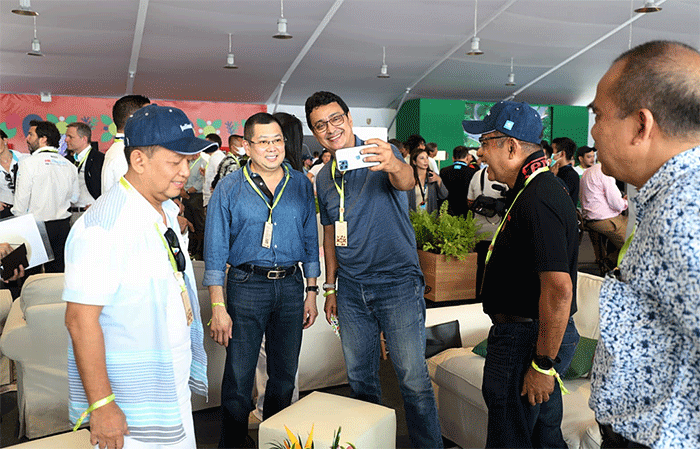 Executive Chairman MNC Group Hary Tanoesoedibjo berbincang dengan Gubernur DKI Jakarta Anies Baswedan saat  menghadiri ajang balap mobil listrik Formula E.