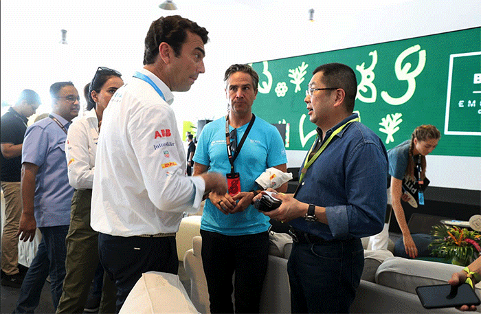 Executive Chairman MNC Group Hary Tanoesoedibjo berbincang dengan Gubernur DKI Jakarta Anies Baswedan saat  menghadiri ajang balap mobil listrik Formula E.
