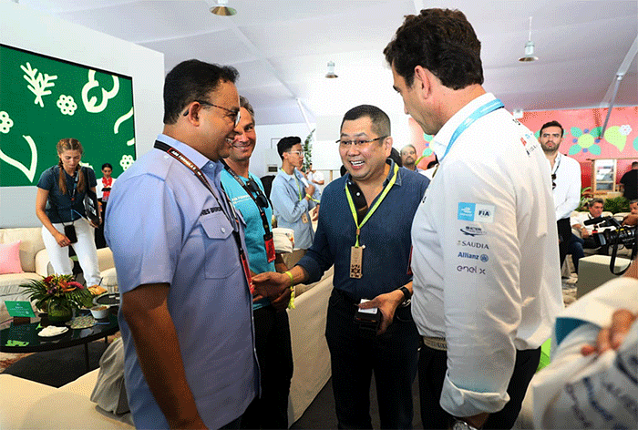 Executive Chairman MNC Group Hary Tanoesoedibjo berbincang dengan Gubernur DKI Jakarta Anies Baswedan saat  menghadiri ajang balap mobil listrik Formula E.
