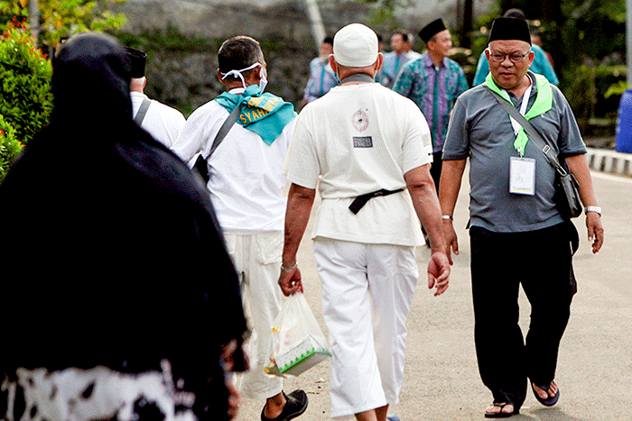 Jamaah haji kloter pertama embarkasi Jakarta tiba di Asrama Haji Pondok Gede, Jakarta Timur, Jumat (3/6/2022).