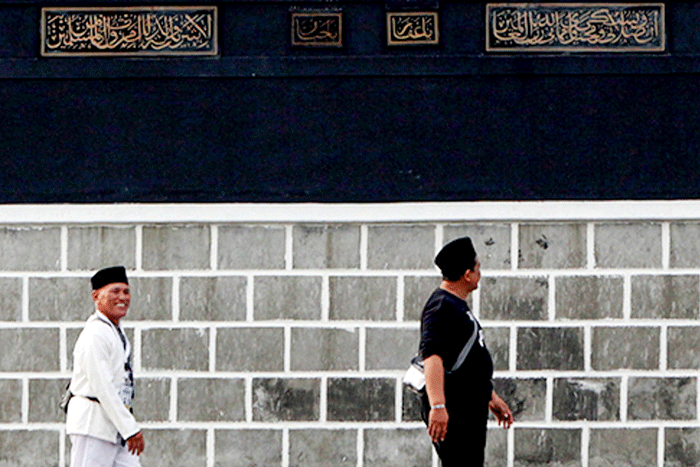Jamaah haji kloter pertama embarkasi Jakarta tiba di Asrama Haji Pondok Gede, Jakarta Timur, Jumat (3/6/2022).