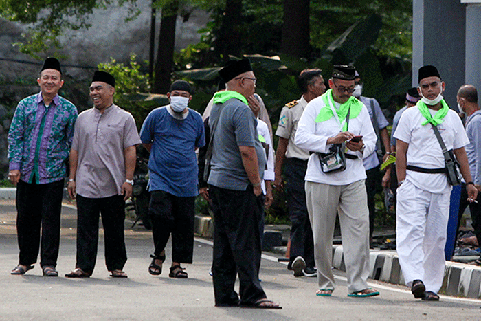 Jamaah haji kloter pertama embarkasi Jakarta tiba di Asrama Haji Pondok Gede, Jakarta Timur, Jumat (3/6/2022).