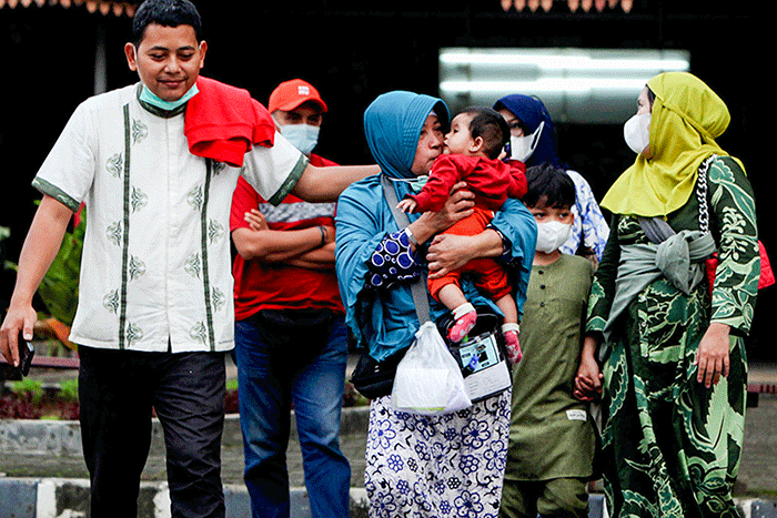 Jamaah haji kloter pertama embarkasi Jakarta tiba di Asrama Haji Pondok Gede, Jakarta Timur, Jumat (3/6/2022).