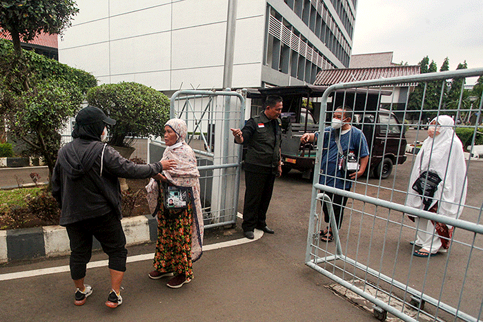 Jamaah haji kloter pertama embarkasi Jakarta tiba di Asrama Haji Pondok Gede, Jakarta Timur, Jumat (3/6/2022).