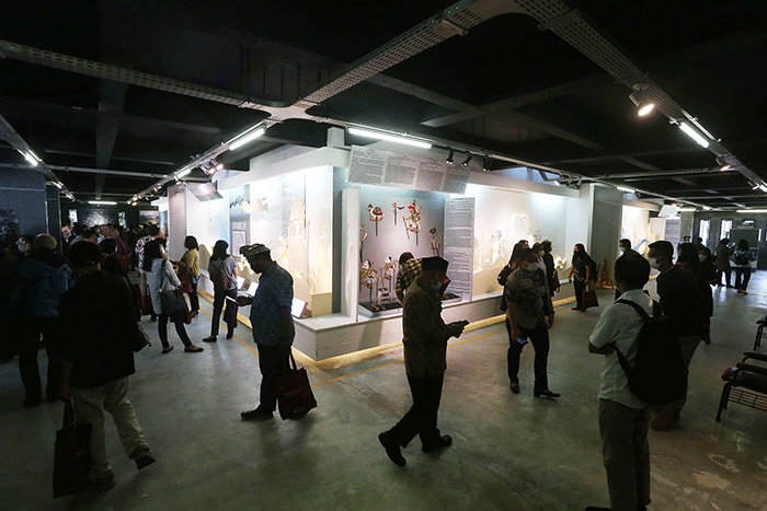 Pengunjung mengamati koleksi benda dan dokumentasi situs purbakal ketika mengunjungi Museum Pawitra, di Ubaya Penanggungan Center.