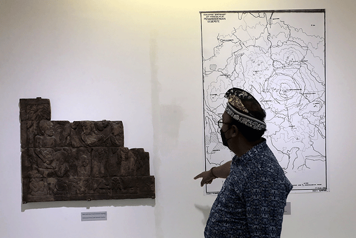 Pengunjung mengamati koleksi benda dan dokumentasi situs purbakal ketika mengunjungi Museum Pawitra, di Ubaya Penanggungan Center.