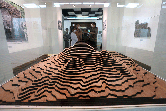 Pengunjung mengamati koleksi benda dan dokumentasi situs purbakal ketika mengunjungi Museum Pawitra, di Ubaya Penanggungan Center.