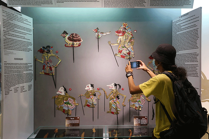 Pengunjung mengamati koleksi benda dan dokumentasi situs purbakal ketika mengunjungi Museum Pawitra, di Ubaya Penanggungan Center.