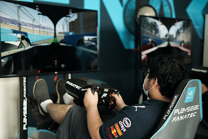 Sejumlah penonton Formula E saat beradu cepat menggunakan fasilitas simulator yang tersedia di Gaming Arena, Jakarta International E-prix Circuit (JIEC).