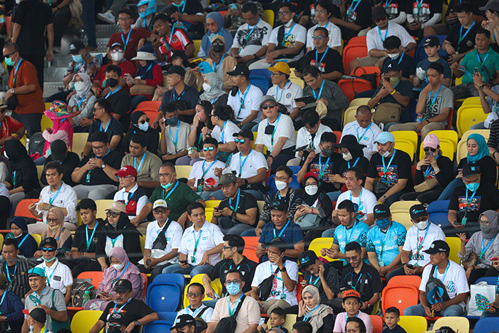 Penonton memadati tribun Formula E saat sesi balapan berlangsung di Jakarta International E-prix Circuit (JIEC), Ancol, Jakarta Utara, Sabtu (4/6/2022).