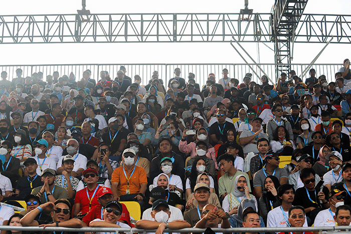 Penonton memadati tribun Formula E saat sesi balapan berlangsung di Jakarta International E-prix Circuit (JIEC), Ancol, Jakarta Utara, Sabtu (4/6/2022).