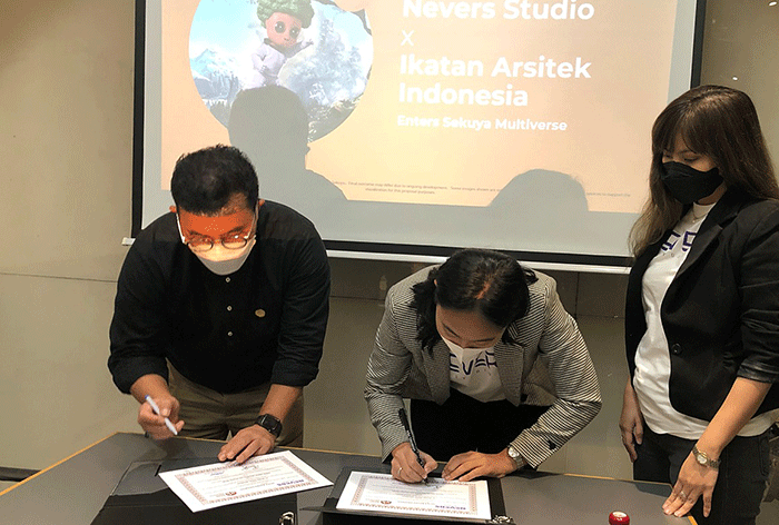Ketua IAI Bekasi, Ar. Dedi Budiman (kiri) dan CEO Nevers Studio, Lilis Huri berfoto bersama usai penandatanganan nota kesepakatan.