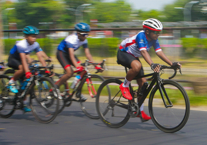 Para pembalap sepeda beradu kecepatan dalam event Tugu Muda Race 2022 di kawasan Banjir Kanal Barat, Kota Semarang, Jawa Tengah, Minggu (5/6/2022).
