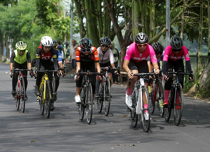 Para pembalap sepeda beradu kecepatan dalam event Tugu Muda Race 2022 di kawasan Banjir Kanal Barat, Kota Semarang, Jawa Tengah, Minggu (5/6/2022).