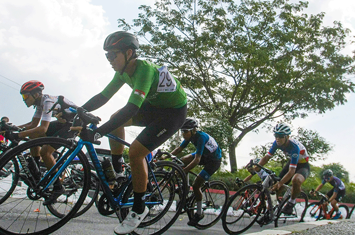 Para pembalap sepeda beradu kecepatan dalam event Tugu Muda Race 2022 di kawasan Banjir Kanal Barat, Kota Semarang, Jawa Tengah, Minggu (5/6/2022).