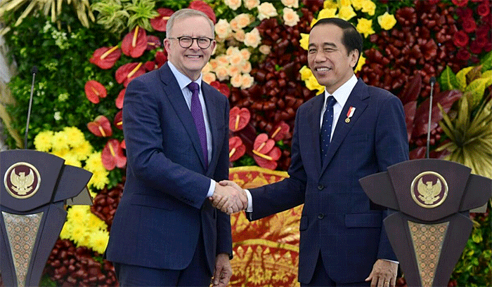 Presiden Joko Widodo (kanan) bersalaman dengan Perdana Menteri Australia Anthony Albanese seusai menyampaikan pernyataan pers di Istana Kepresidenan Bogor.