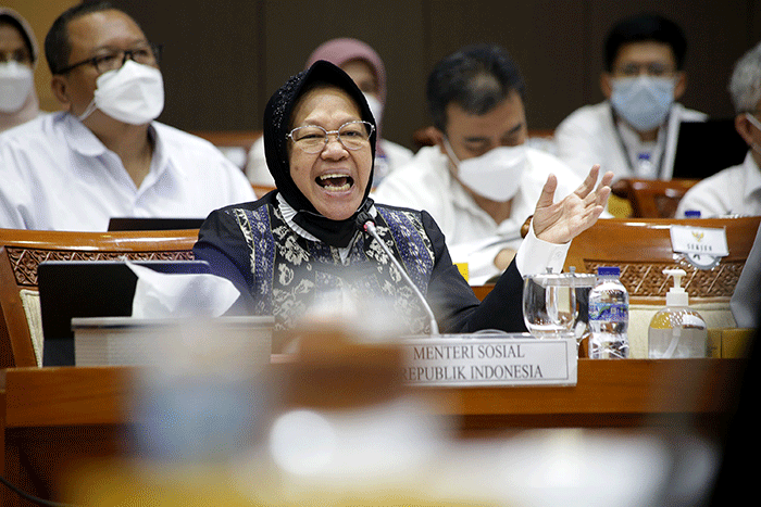 Menteri Sosial Tri Rismaharini mengikuti rapat kerja dengan Komisi VIII DPR di Kompleks Parlemen, Senayan, Jakarta, Senin (6/6/2022).