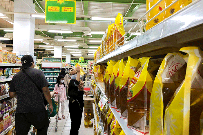 Pembeli saat memilih minyak goreng kemasan di salah satu Supermarket kawasan Jakarta, Senin (6/6/2022).