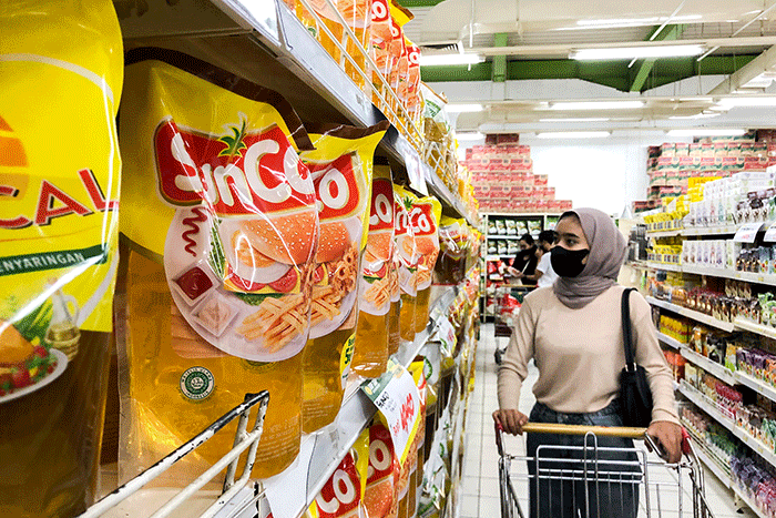 Pembeli saat memilih minyak goreng kemasan di salah satu Supermarket kawasan Jakarta, Senin (6/6/2022).