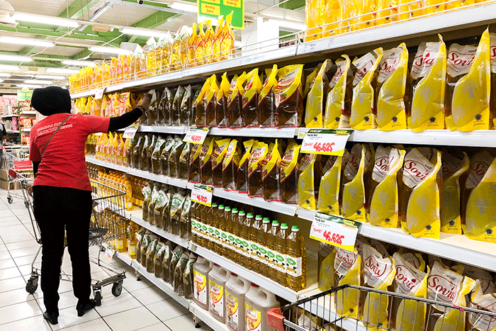 Pembeli saat memilih minyak goreng kemasan di salah satu Supermarket kawasan Jakarta, Senin (6/6/2022).