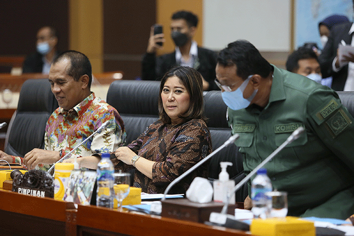 Wamenhan Muhammad Herindra (tengah), Panglima TNI Jenderal TNI Andika Perkasa (kanan) saat menghadiri rapat kerja dengan Komisi I DPR di Kompleks Parlemen.