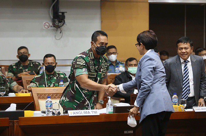 Wamenhan Muhammad Herindra (tengah), Panglima TNI Jenderal TNI Andika Perkasa (kanan) saat menghadiri rapat kerja dengan Komisi I DPR di Kompleks Parlemen.