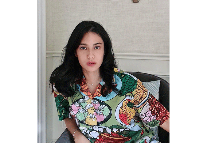 Model mengenakan busana unik koleksi Telusur Kultur yang baru saja diluncurkan.