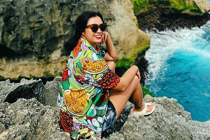 Model mengenakan busana unik koleksi Telusur Kultur yang baru saja diluncurkan.