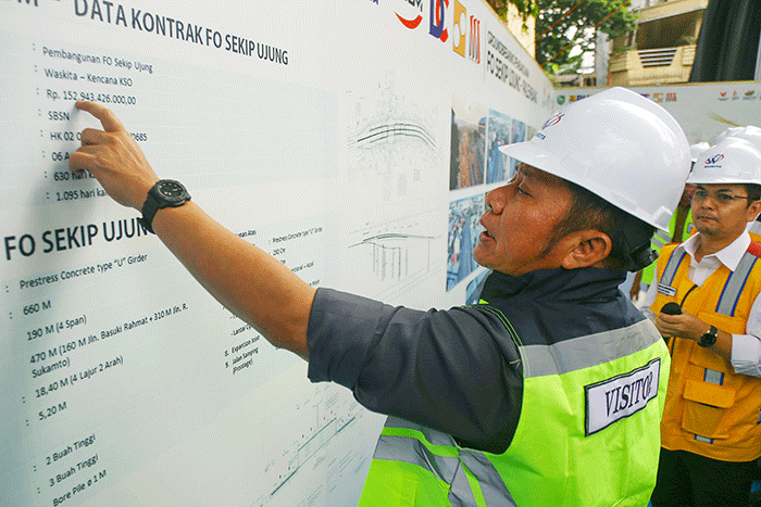 Gubernur Sumsel Herman Deru secara simbolis dengan mengunakan alat berat mengeruk tanah menandai grounbreaking pembangunan Fly Over Sekip Ujung.